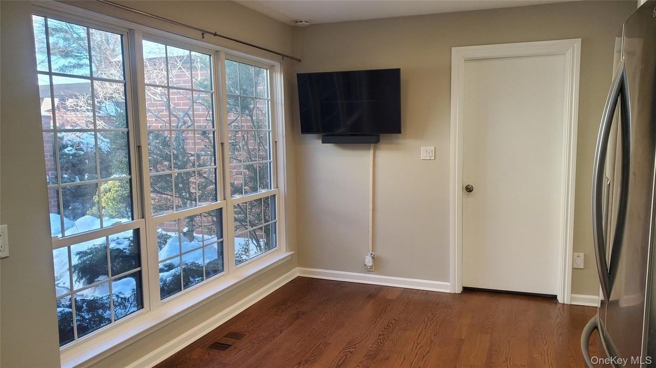 91 Duckpond Dr - Photo 5 of 12