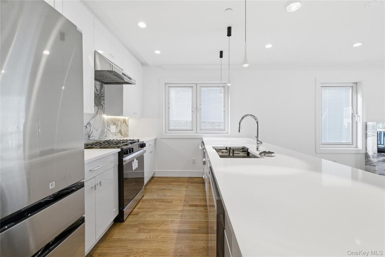 550 E Harrison St - Photo 4 of 23