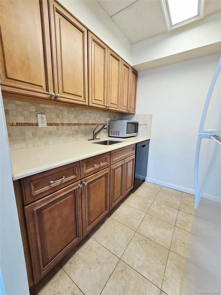 142 Main St Apt 3d #3D - Photo 4 of 10