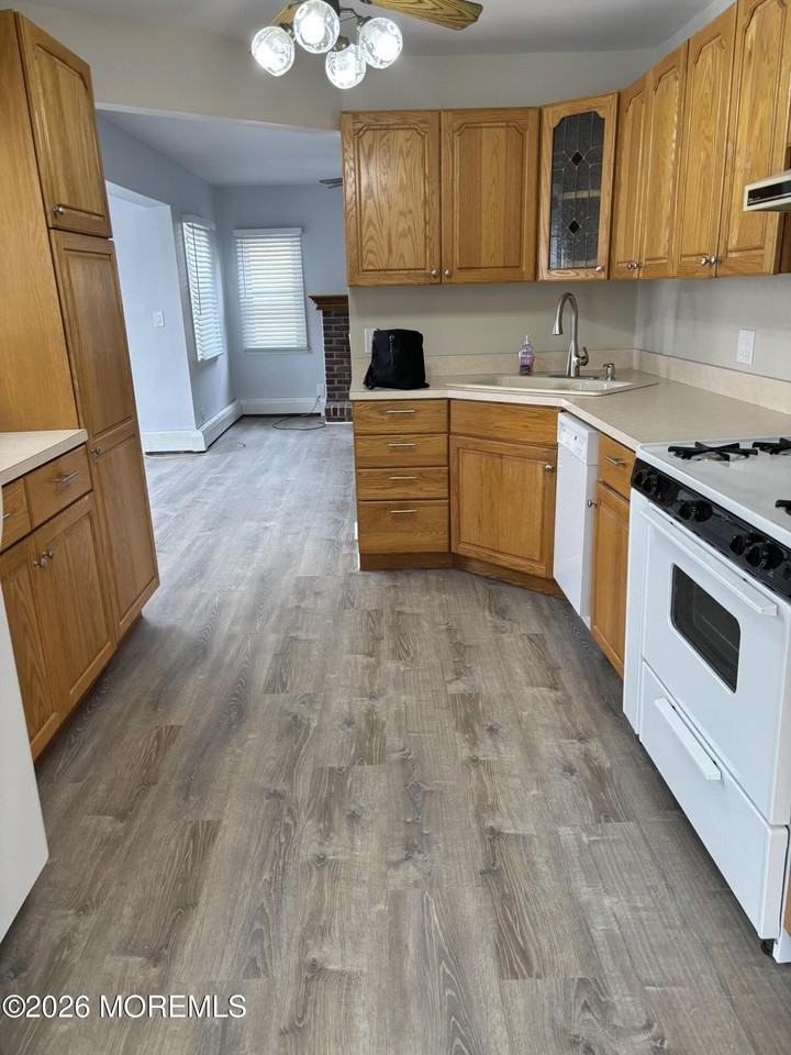 507 Riverside Dr S - Photo 5 of 17