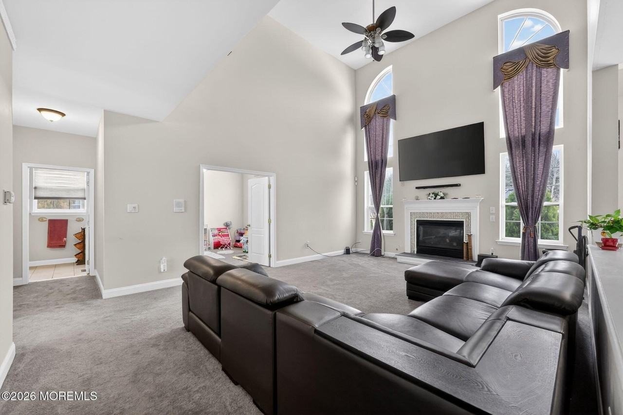 153 Sandra Way - Photo 4 of 29