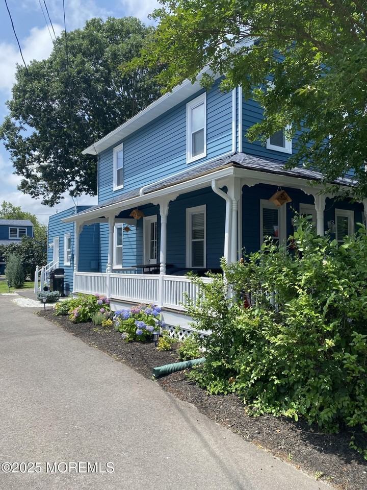 1719 Beverly Avenue unit: Front - Photo 2 of 18