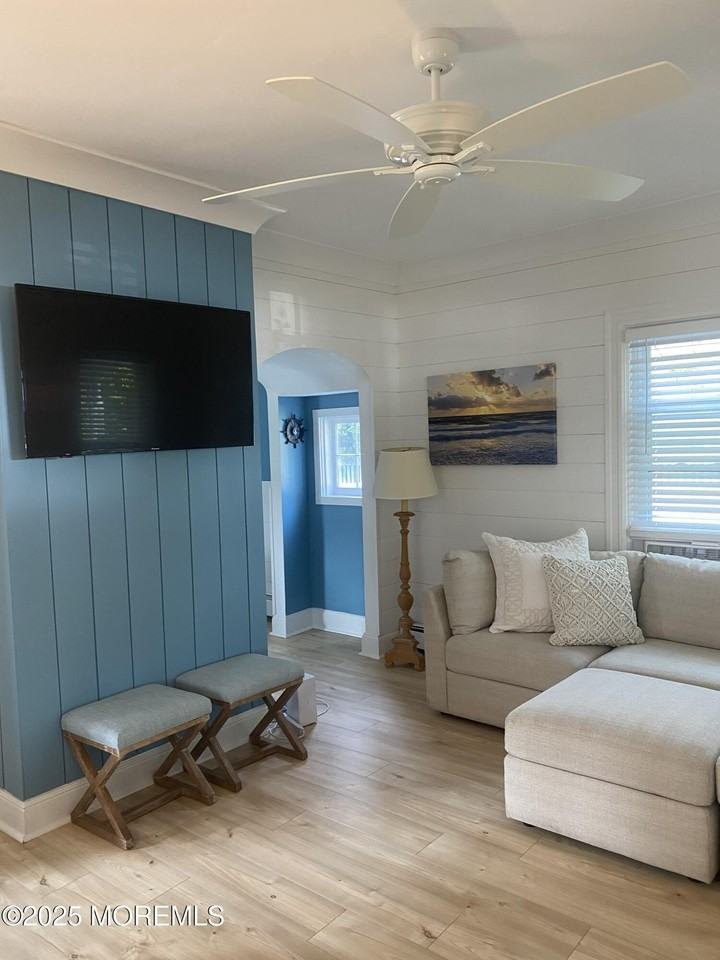 1719 Beverly Avenue unit: Front - Photo 5 of 18