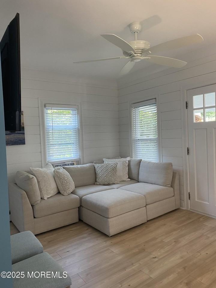 1719 Beverly Avenue unit: Front - Photo 6 of 18