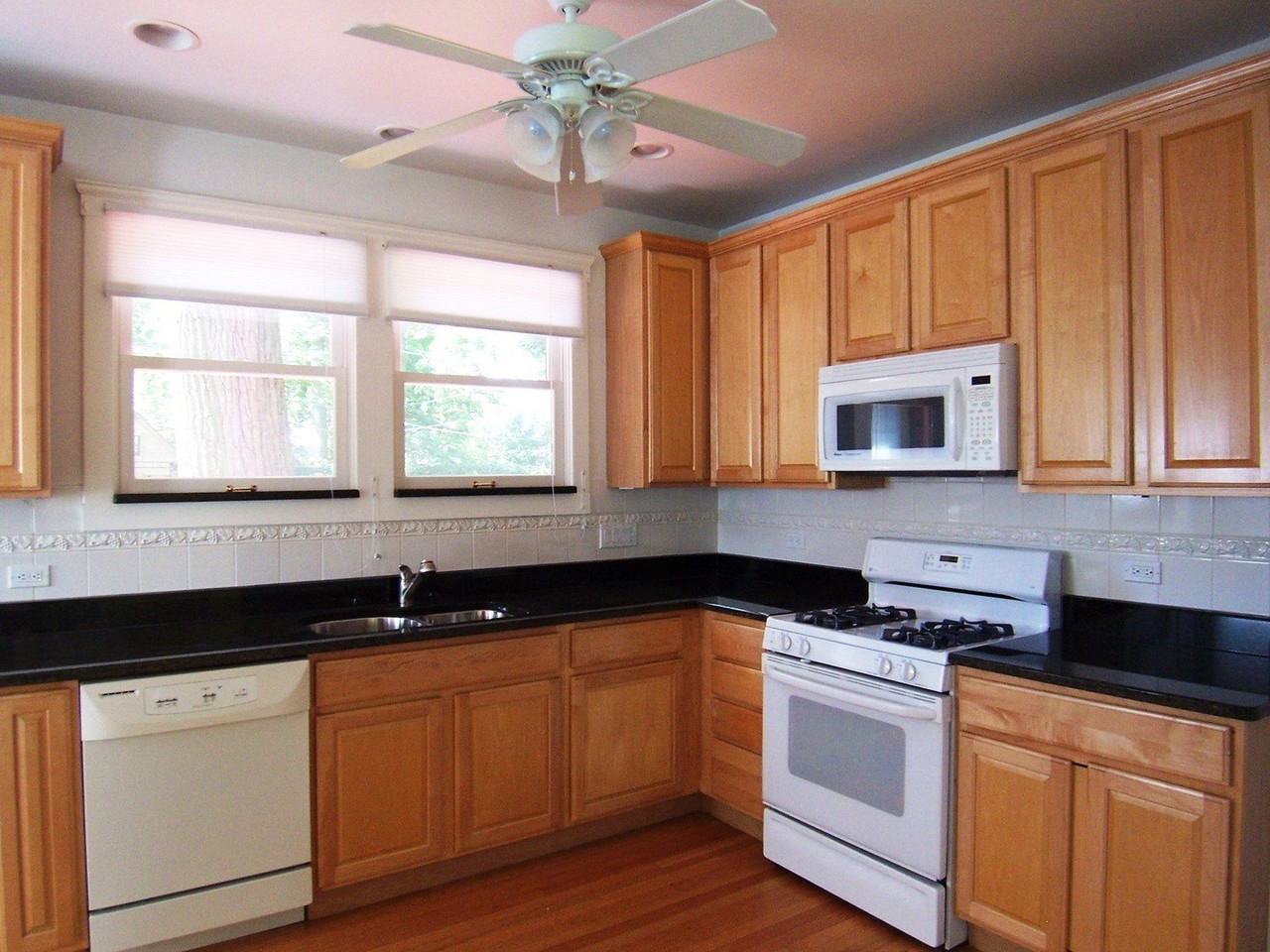 1226 Simpson St - Photo 3 of 9