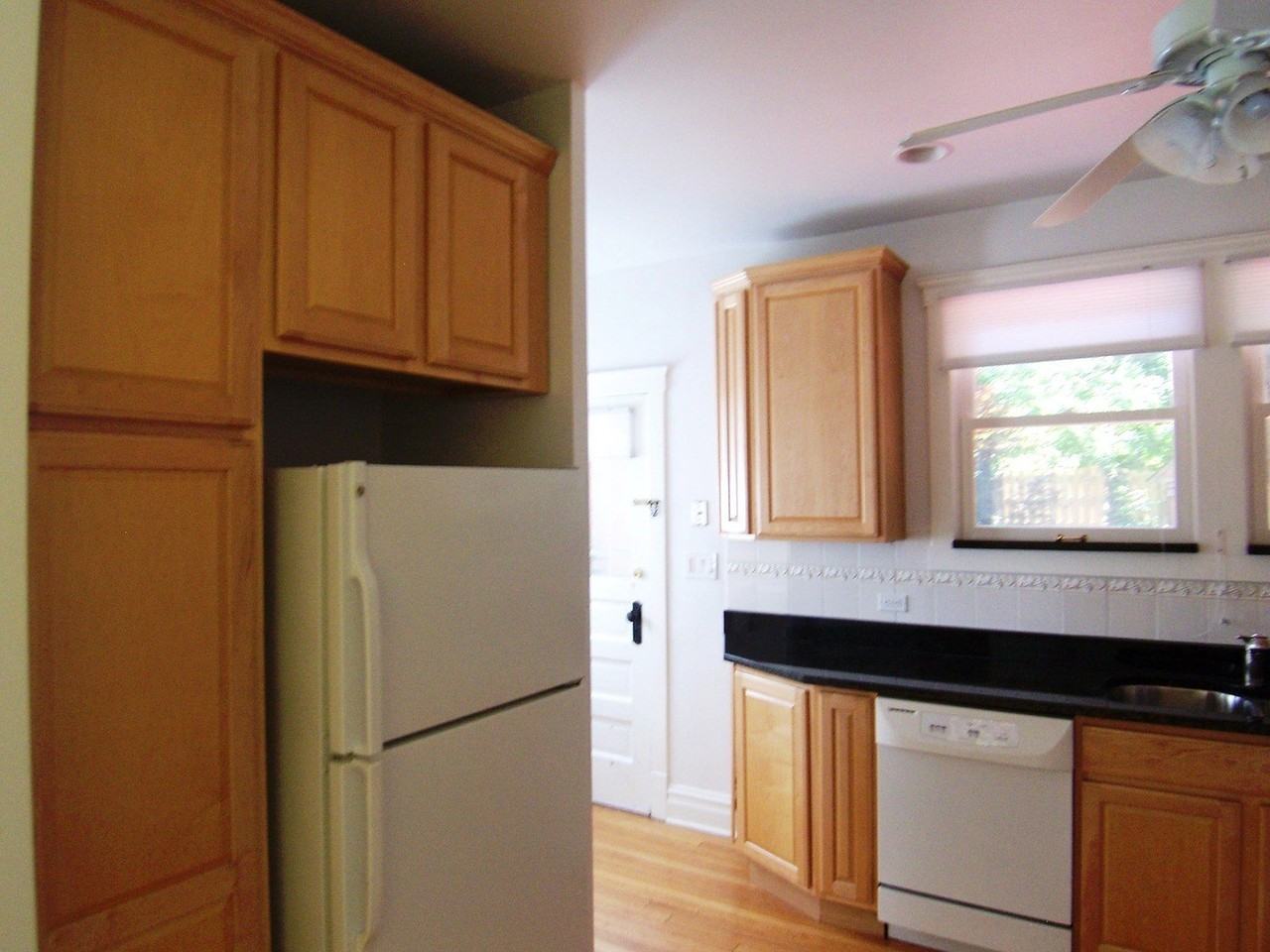 1226 Simpson St - Photo 5 of 9