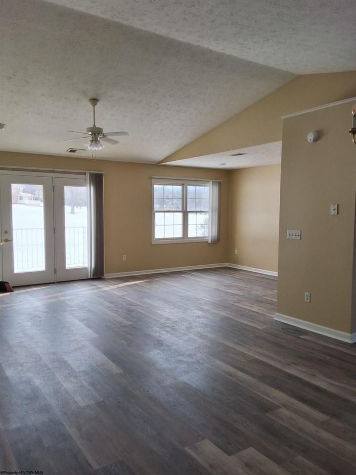 208 Mountain Golf Dr - Photo 2 of 10