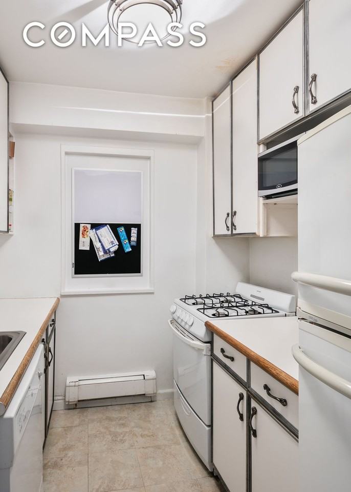 220 E 57th St #16B - Photo 3 of 7