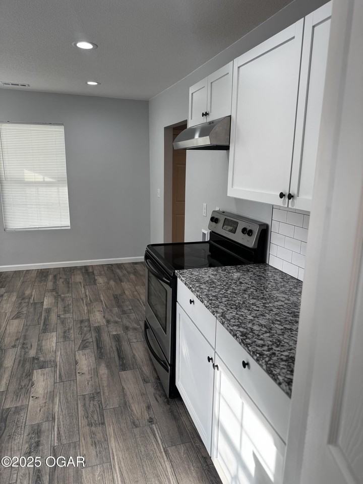 3905 E 13th St - Photo 5 of 16