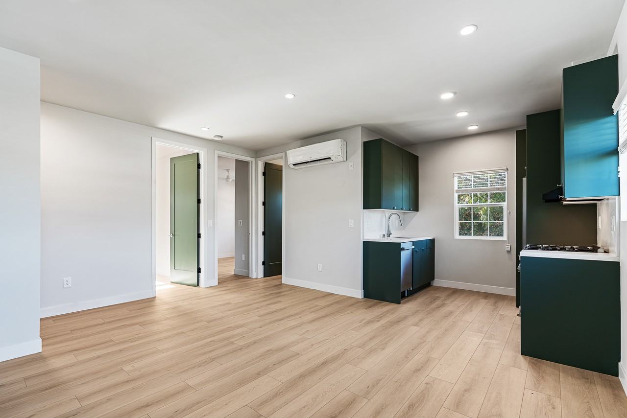 1429 Edgecliffe Drive #1/2 - Photo 3 of 11