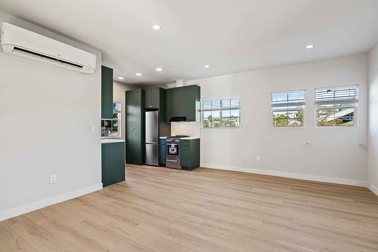 1429 Edgecliffe Drive #1/2 - Photo 4 of 11