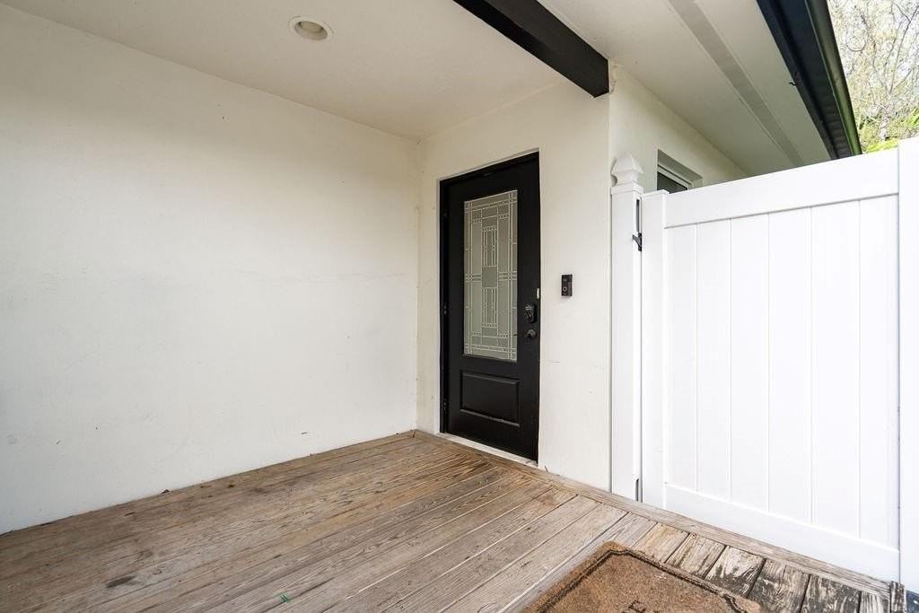 463 Newcastle St - Photo 5 of 32