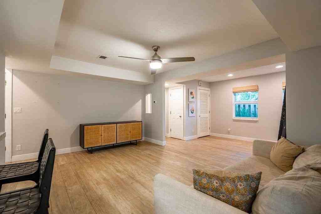 463 Newcastle St - Photo 7 of 32