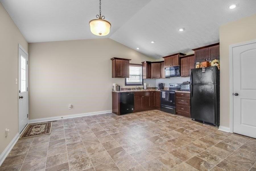 418 Lansing Ln - Photo 3 of 14