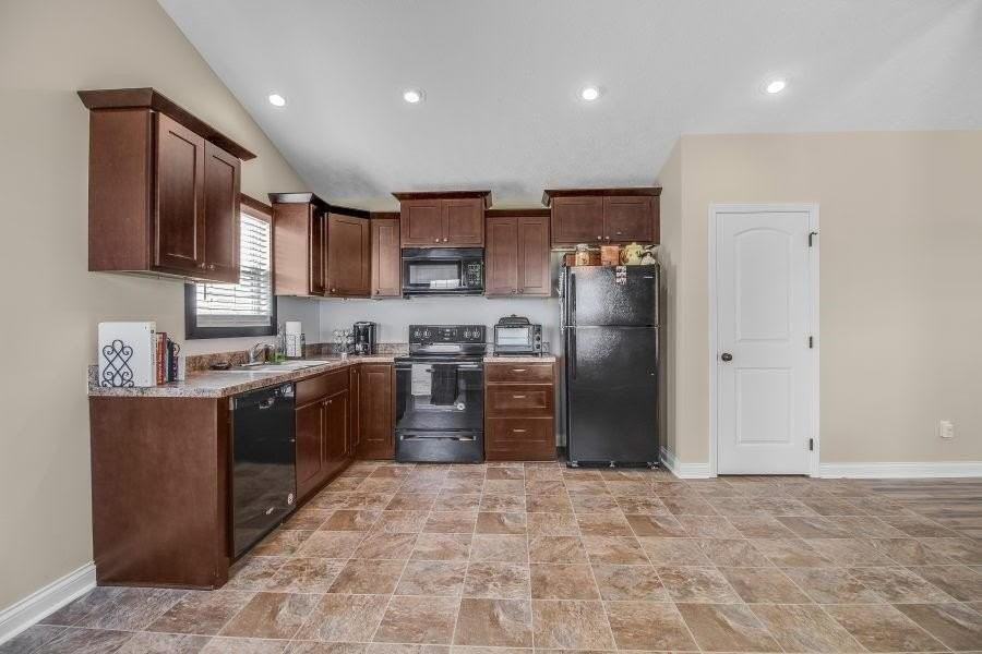 418 Lansing Ln - Photo 4 of 14