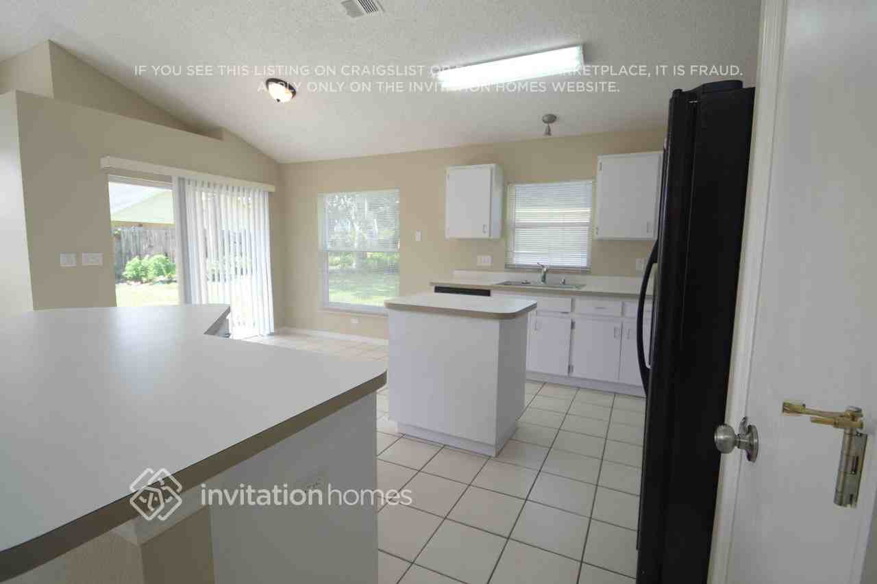 5902 Azure Dr - Photo 4 of 12