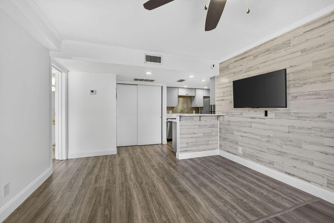 612 Executive Center Dr #3107 - Photo 4 of 20