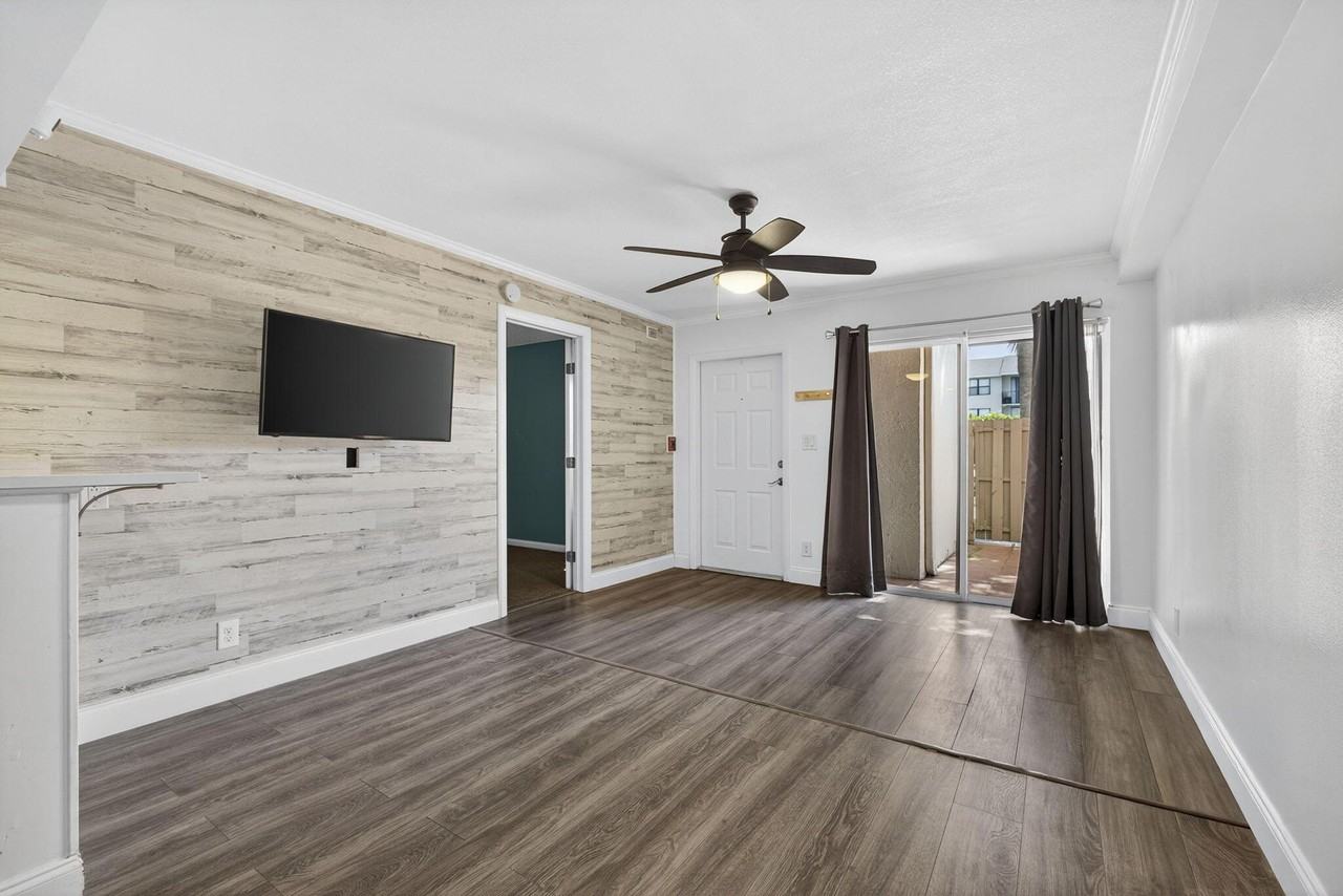 612 Executive Center Dr #3107 - Photo 5 of 20