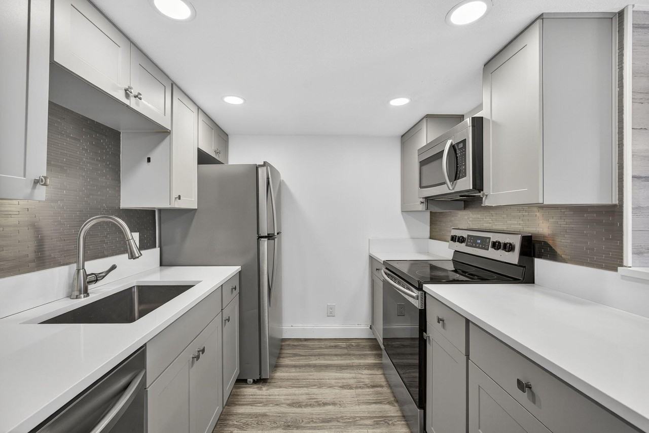 612 Executive Center Dr #3107 - Photo 7 of 20