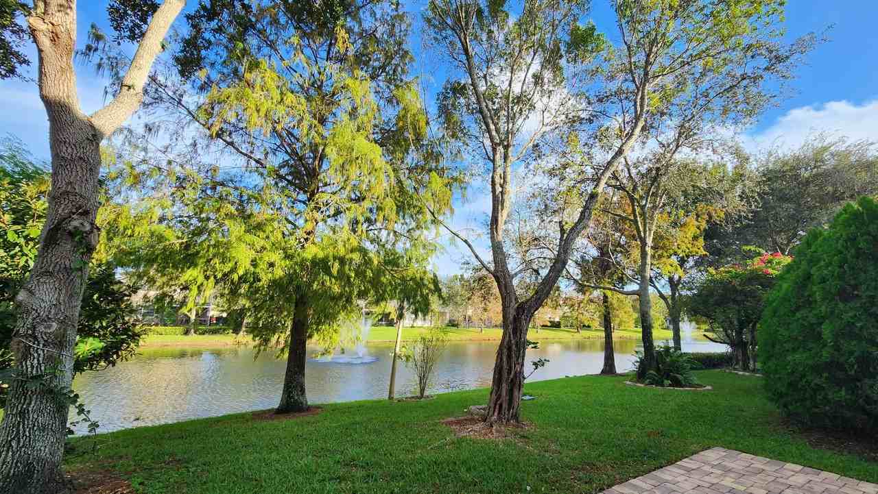 1042 Grove Park Cir - Photo 2 of 23