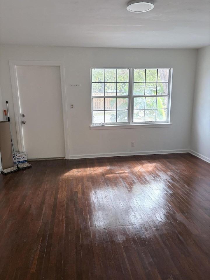 213 Se 9th St - Photo 2 of 15