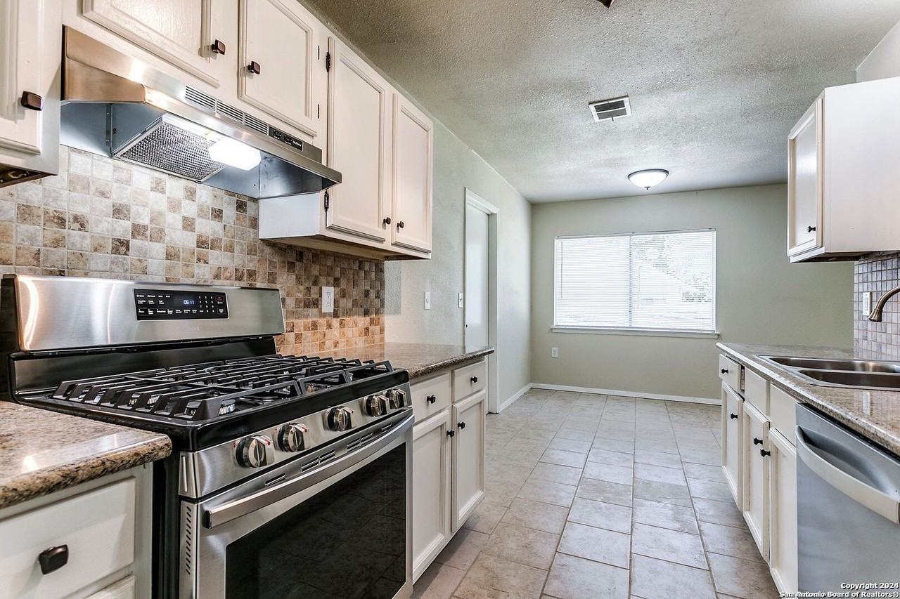 12942 Parton Ln - Photo 4 of 15