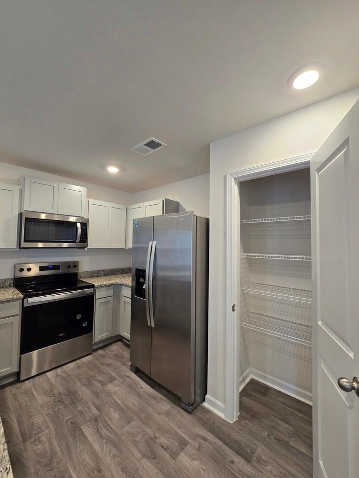 162 Wall St - Photo 6 of 35