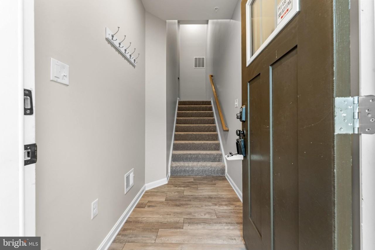 2271 Kelston Pl - Photo 3 of 33