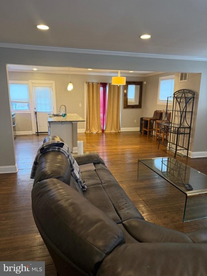 4814 Coleherne Rd - Photo 2 of 8