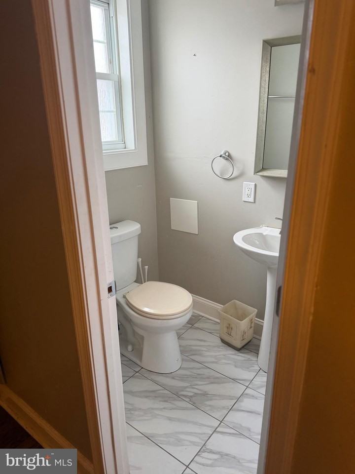 4814 Coleherne Rd - Photo 4 of 8