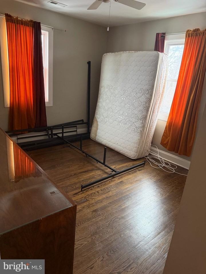 4814 Coleherne Rd - Photo 6 of 8