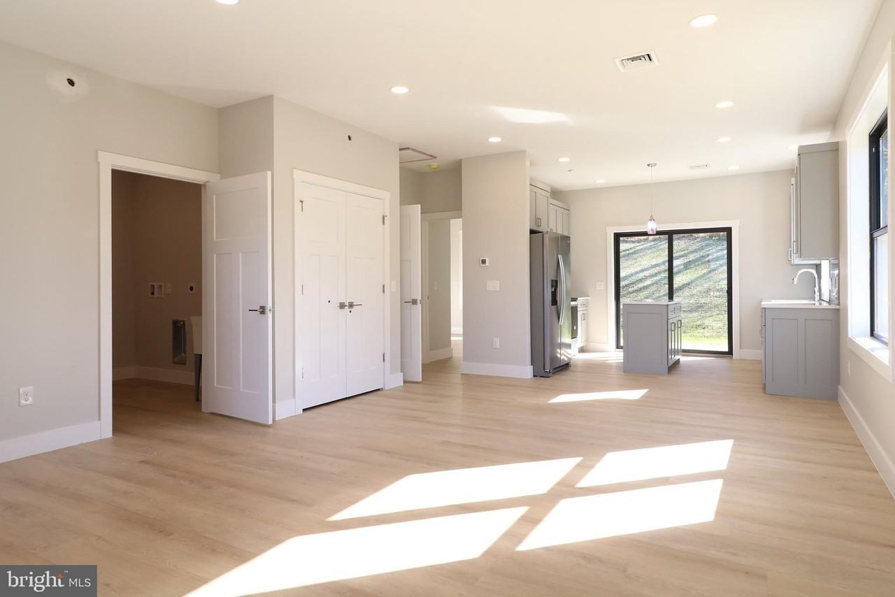 105 Elly Dr - Photo 3 of 35