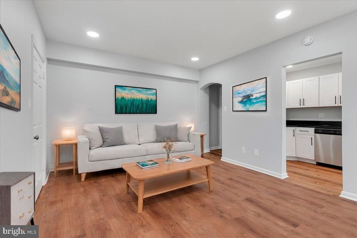 1909 N Rhodes St Apt 25 #25 - Photo 5 of 30