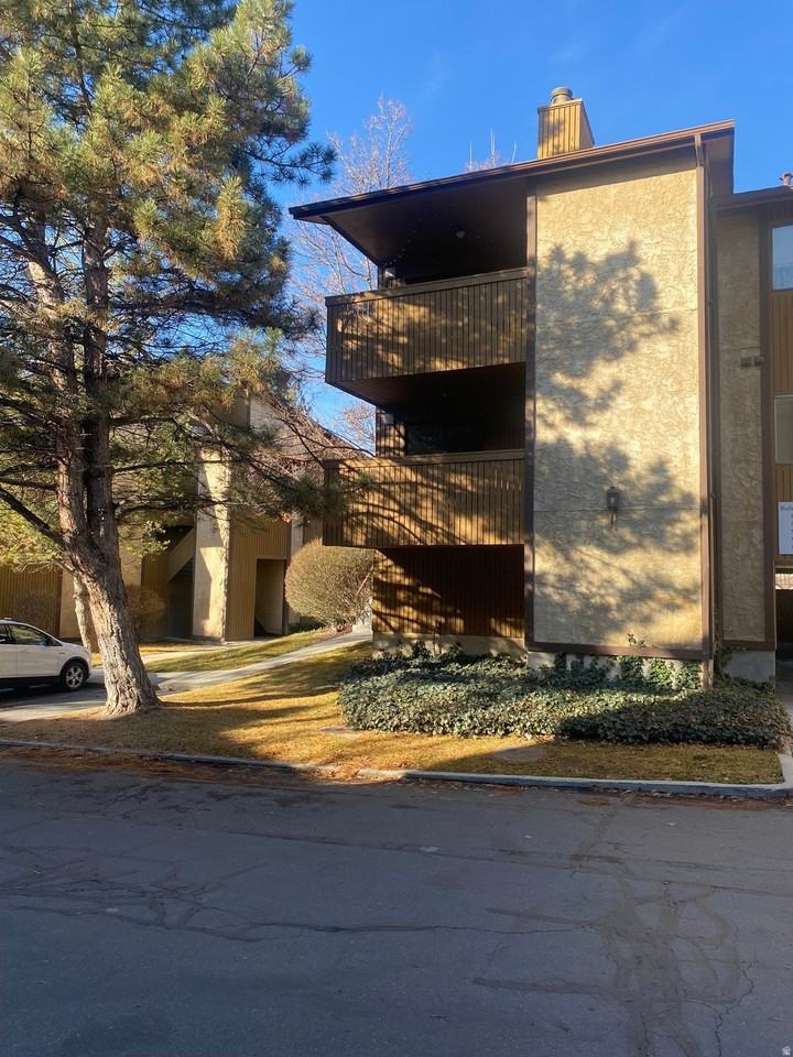 9152 S Jefferson Pl Unit 18 #18B - Photo 2 of 44