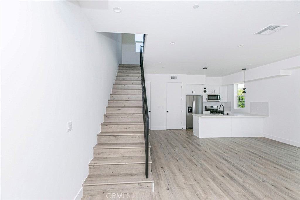 10851 1/2 Otsego St - Photo 3 of 32