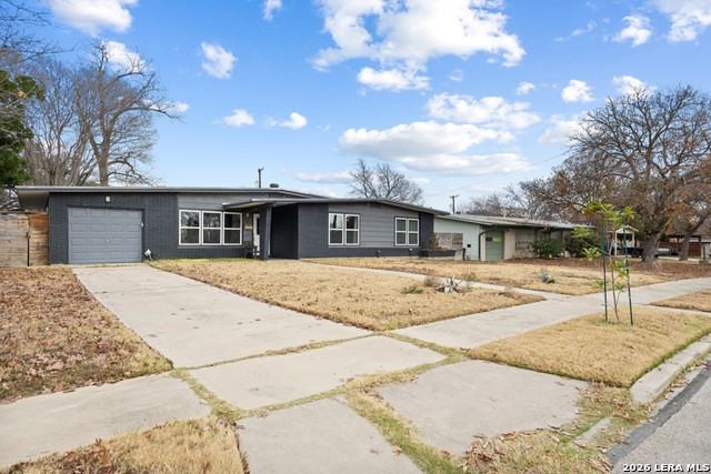 423 Springwood Ln - Photo 3 of 31