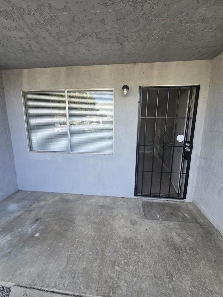 1402 E 14th St - Photo 4 of 20