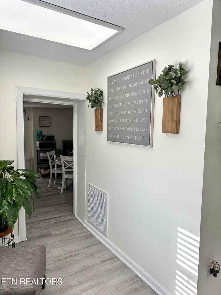 801 W Race St - Photo 6 of 8