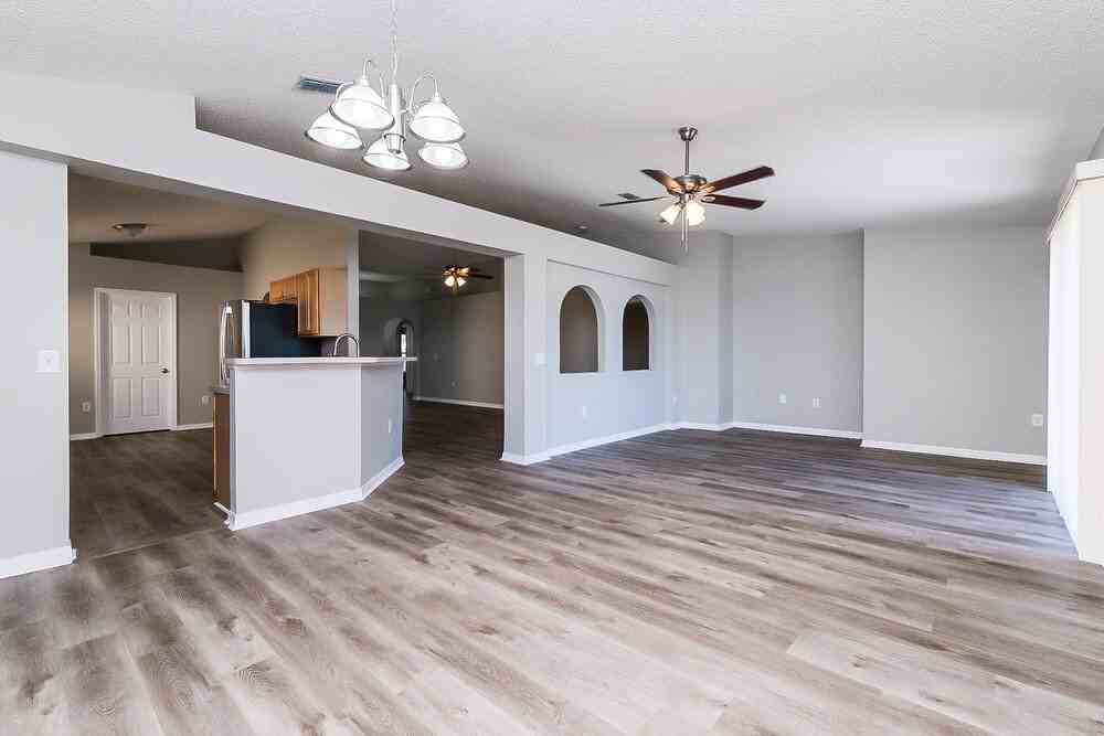 12937 Lake Vista Dr - Photo 5 of 16