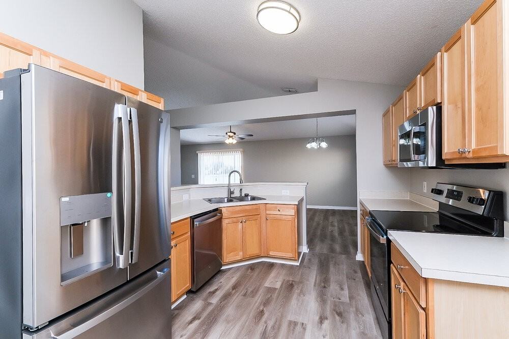 12937 Lake Vista Dr - Photo 6 of 16