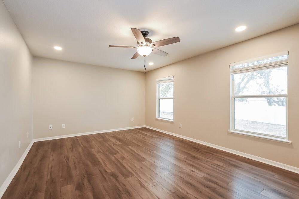 7545 Sloewood Dr - Photo 4 of 17