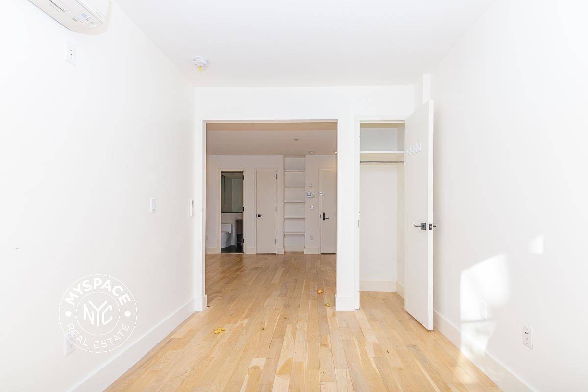 830 Saint Johns Pl #3B - Photo 4 of 7