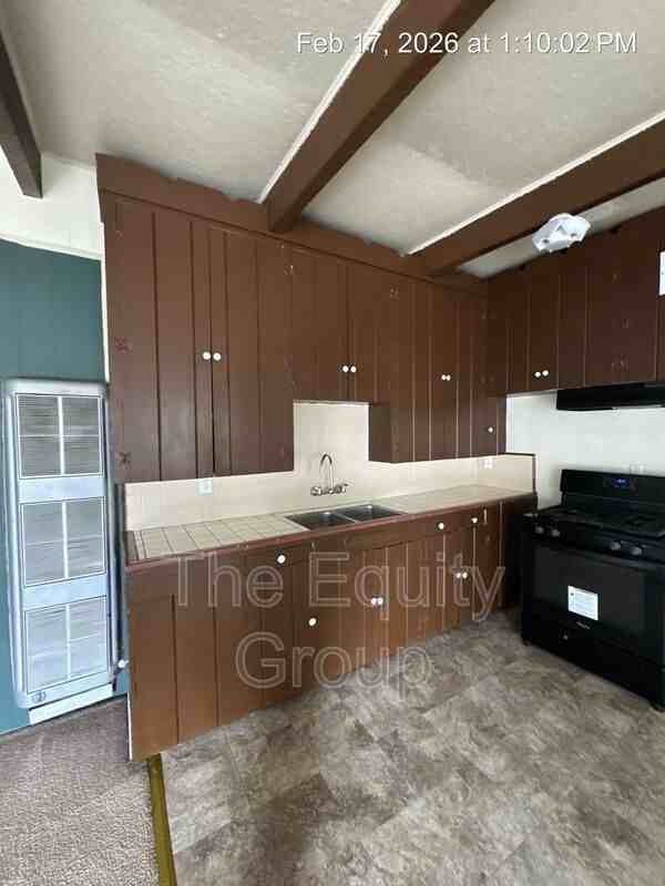 220 W Cypress Ave - Photo 4 of 11