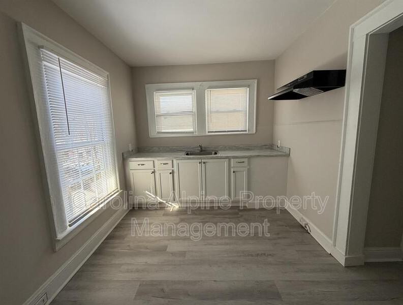 1621 N Hamilton St - Photo 2 of 17