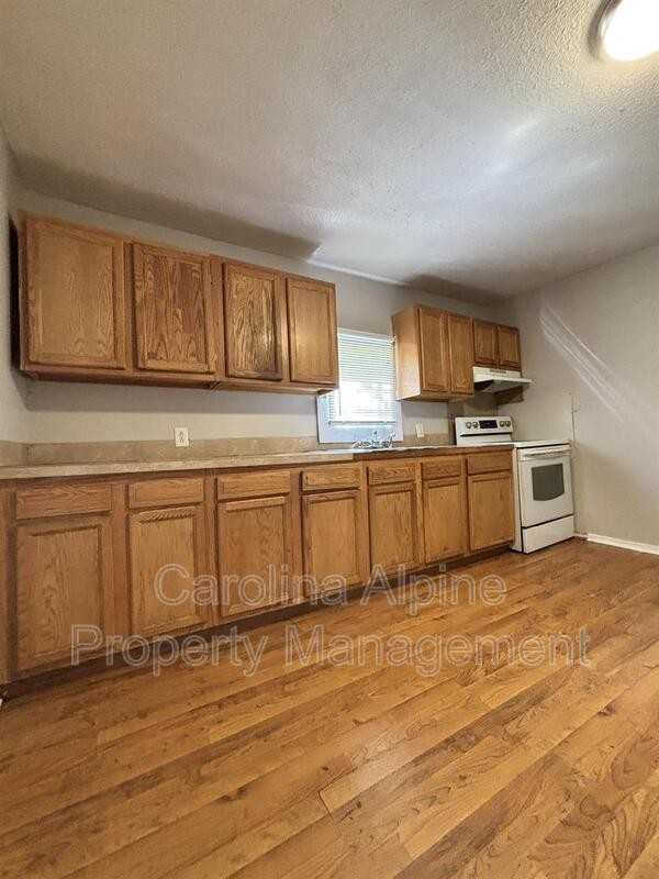 405 S Oak St - Photo 3 of 10