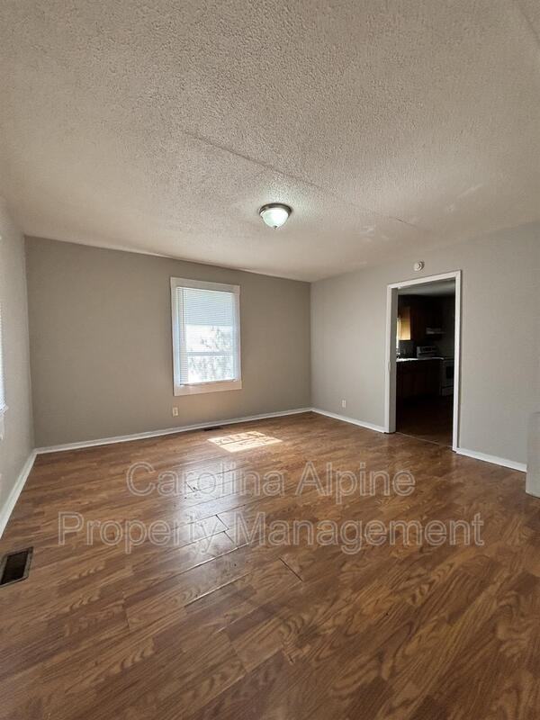 405 S Oak St - Photo 4 of 10