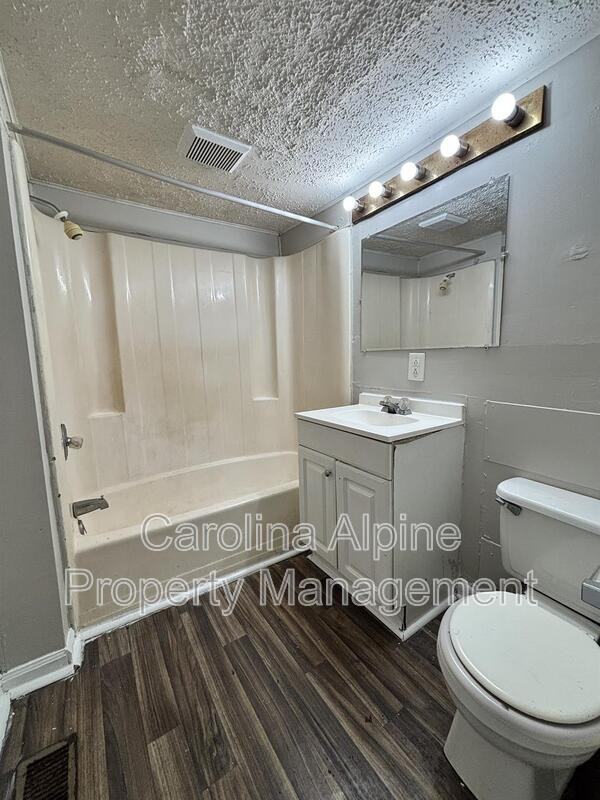 405 S Oak St - Photo 5 of 10