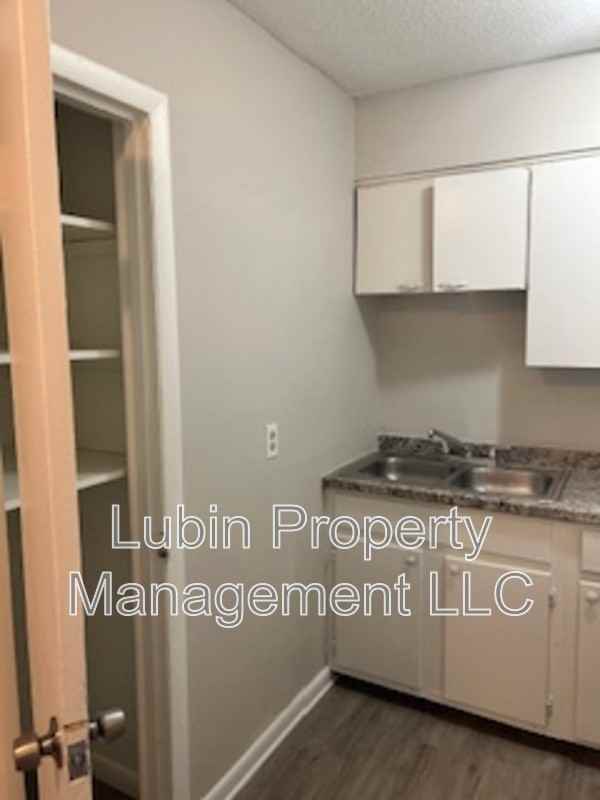 1433 Court Ave #10 - Photo 6 of 8