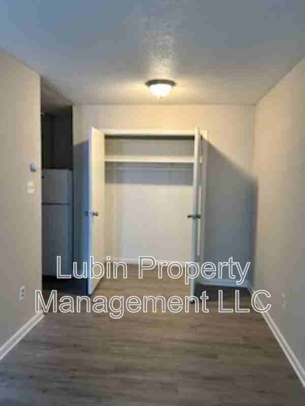 1429 Court Ave #12 - Photo 4 of 9