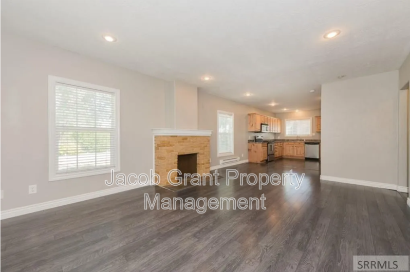 594 J St - Photo 3 of 11